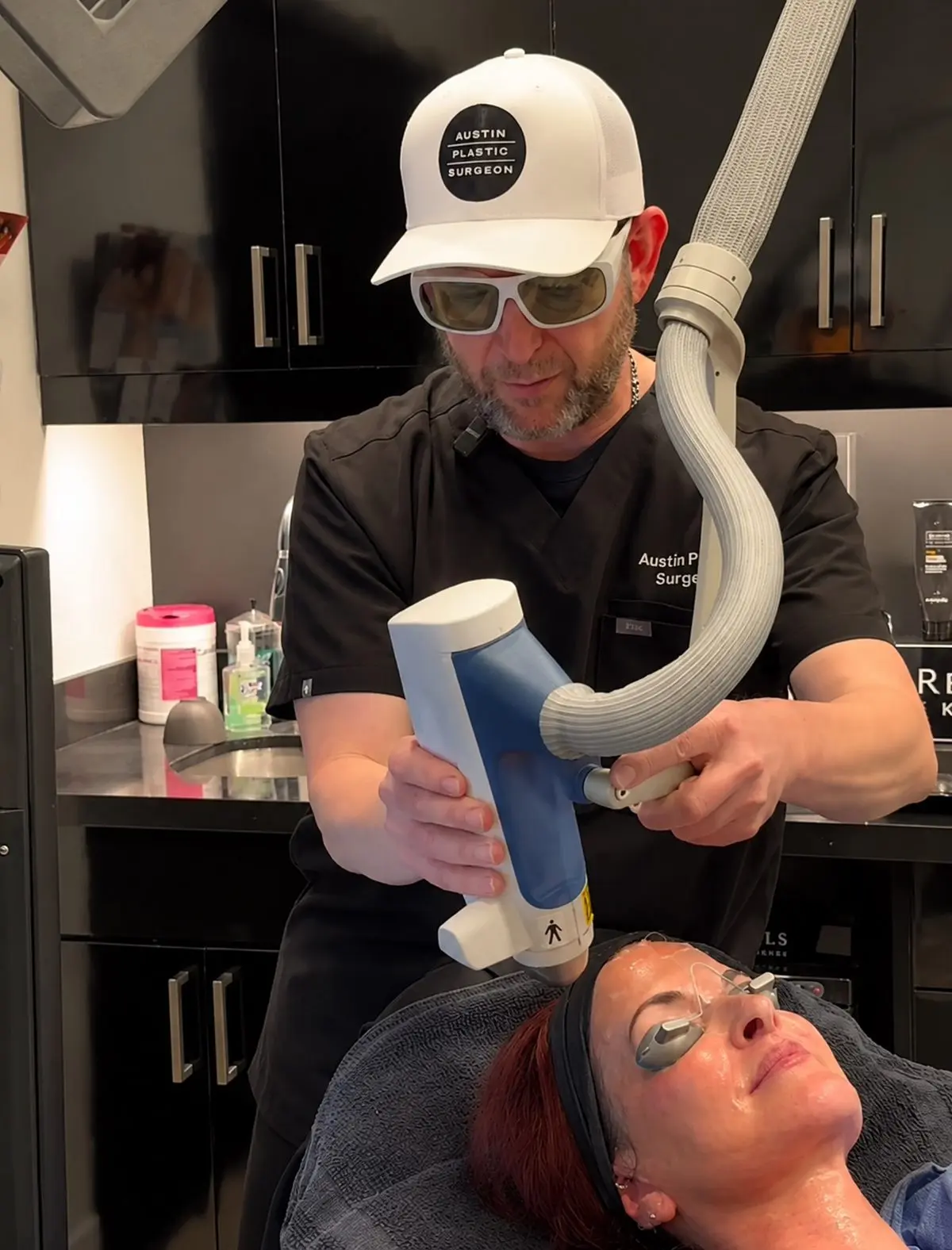 Dr. Weinfeld performing skin toning laser treatment